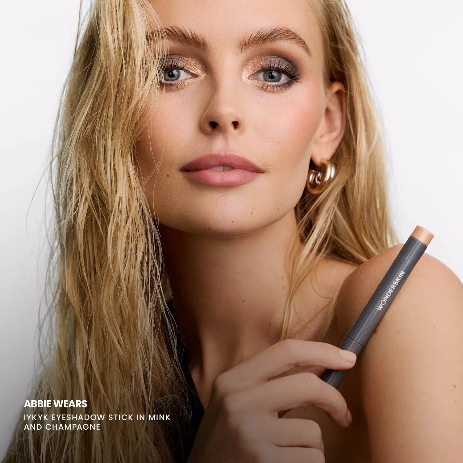 Wonderskin IYKYK Eyeshadow Trio sticks zachte dekking