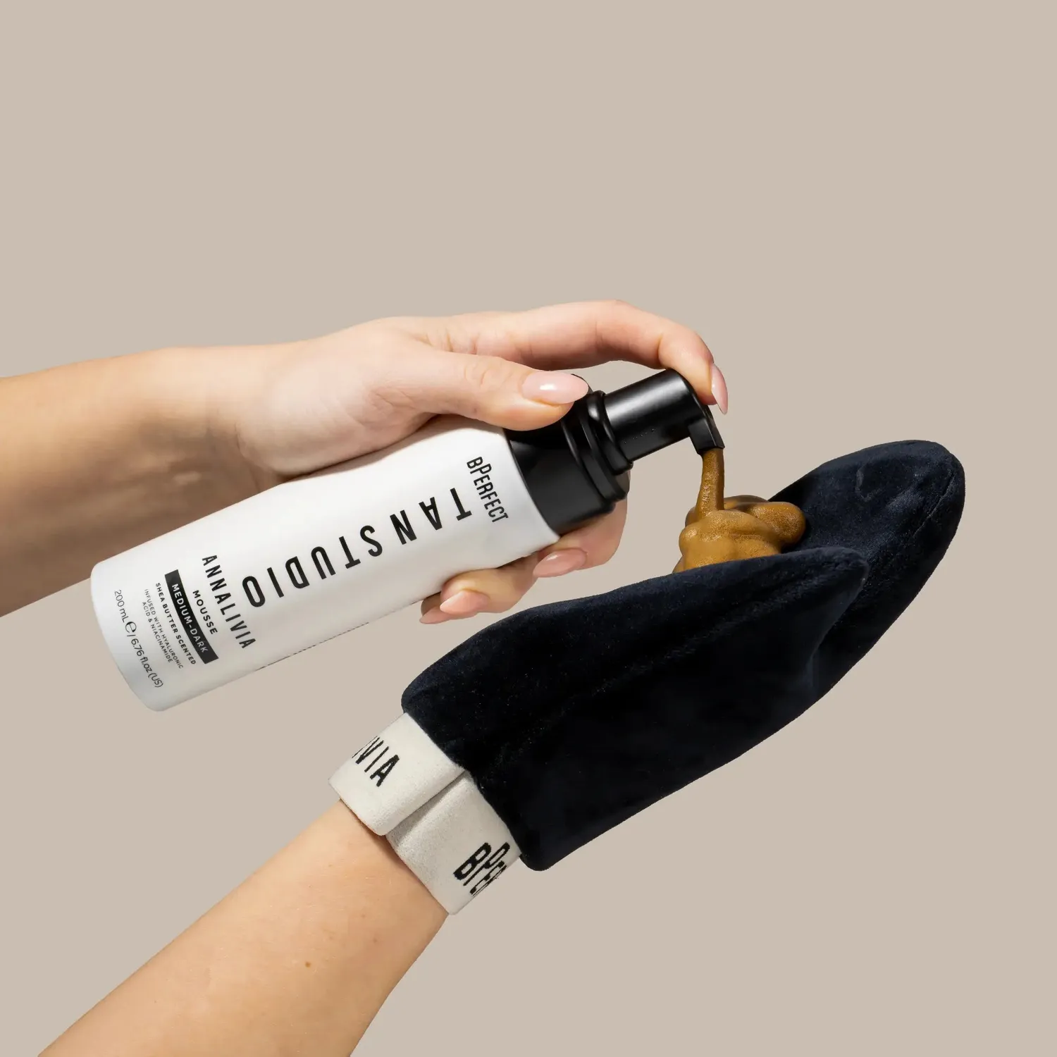 BPerfect Tan Studio x Annalivia Tanning Mitt fluweel herbruikbaar