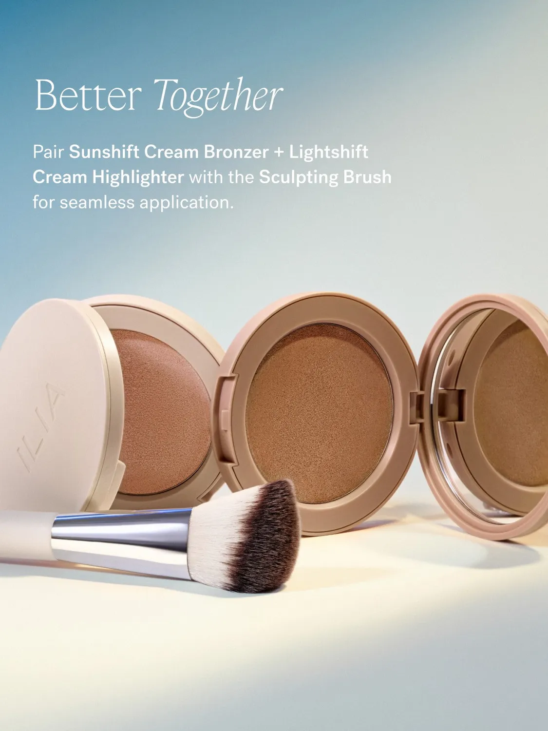 ILIA Sculpting Brush gezichtskwast vegan schuin