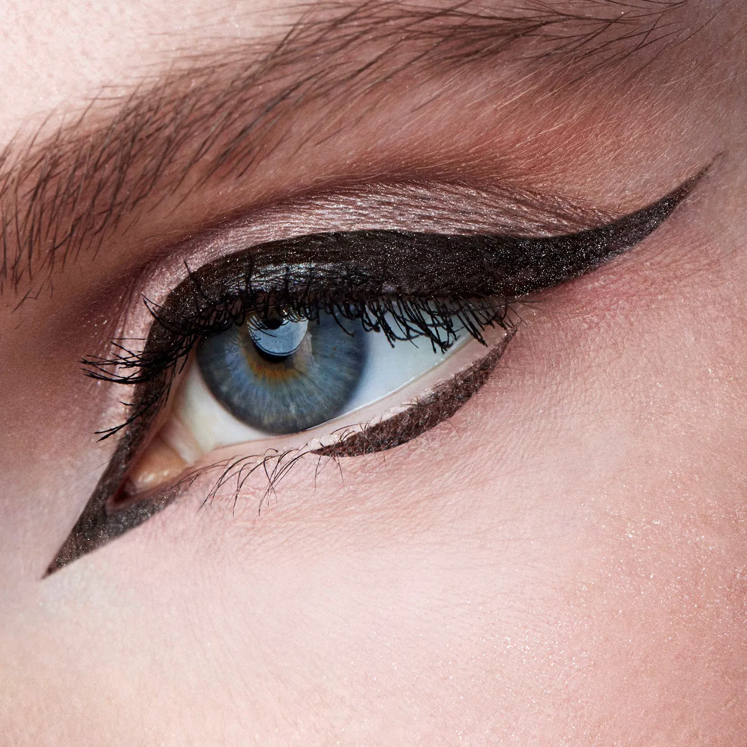 Stila Stay All Day liquid eyeliner Micro Tip Intense Black satijn