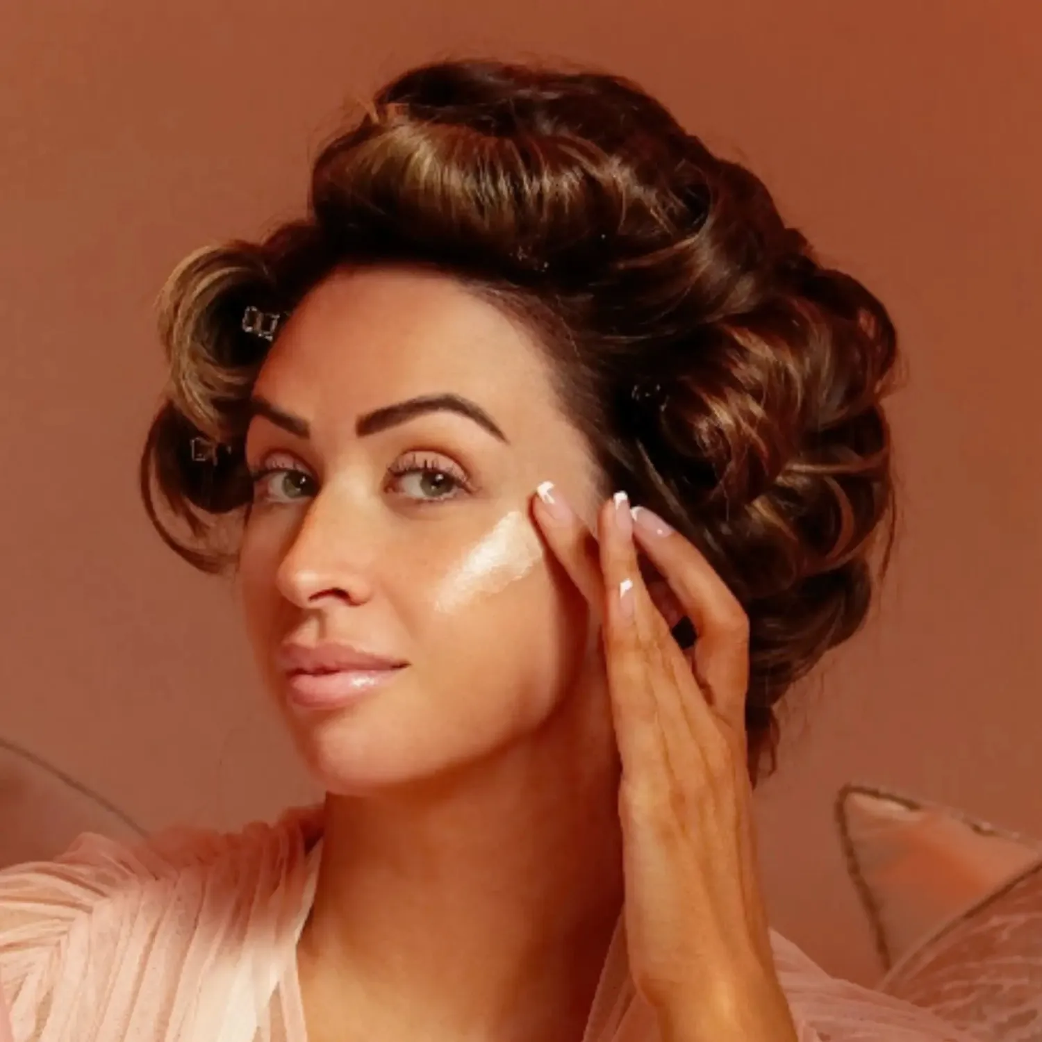 BPerfect Mrs Glam Peachy Elixir strobe cream 20ml peach-gold