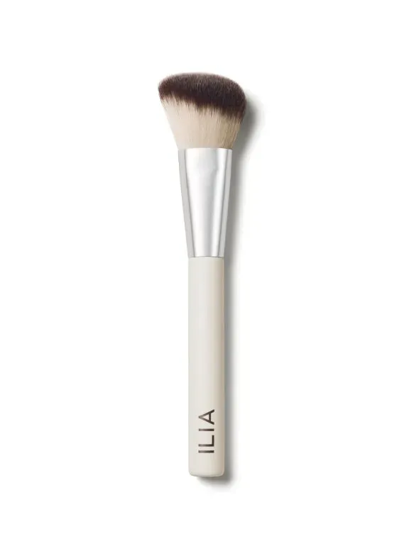 ILIA Sculpting Brush gezichtskwast vegan schuin